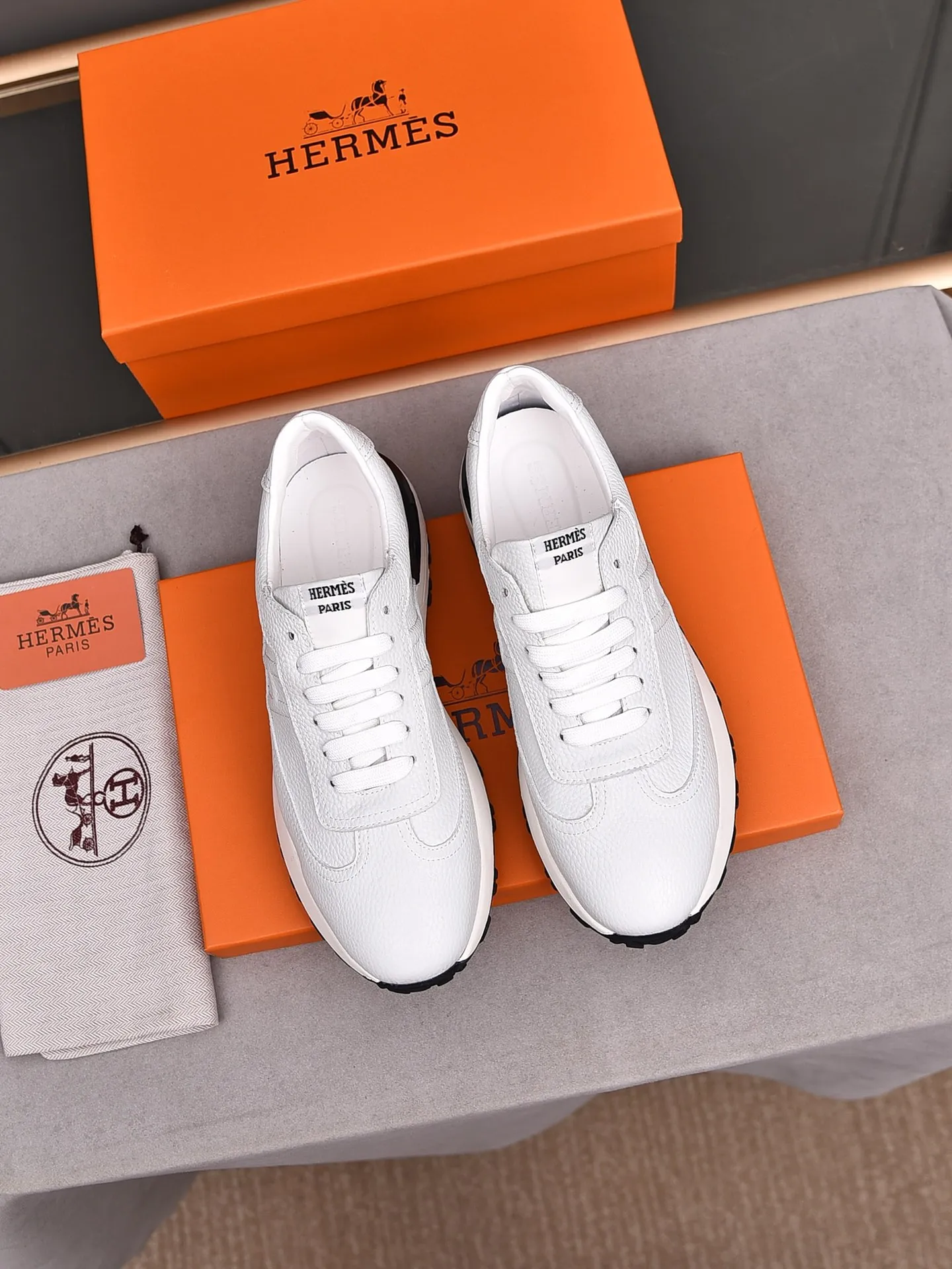 📛📛📛PPP440 (Hermes)🆕Men's color-blocked sneakers with textured calfskin details. Spliced ​​with original cowhide, this shoe draws inspiration from the equestrian world, integrating technical details and practical functions. Breathable sheep lining, original combination outsole, high-end quality, and every detail is perfectly combined! Size: 38-44 (45 can be customized)